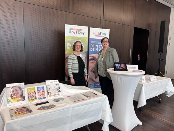 Tabea Schroer und Dr. Anna Voigt beim Deutsch-Französischen Tag