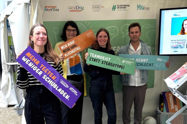 Gruppenbild zum Tag der offenen T&uuml;r der Bundesregierung 2025