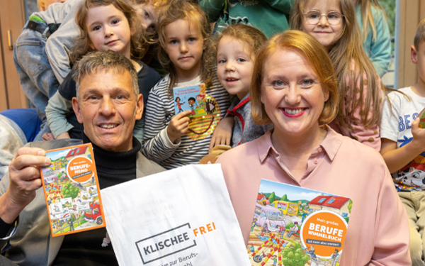 Kinderministerin Lisa Paus mit Miguel Diaz und Kindern beim Vorlesetag