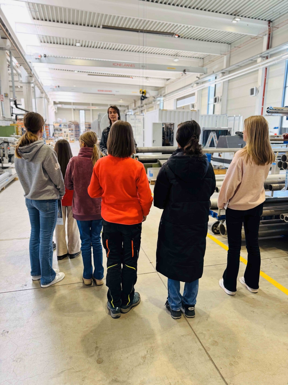 Girls'Day-Teilnehmerinnen in Werkstatt