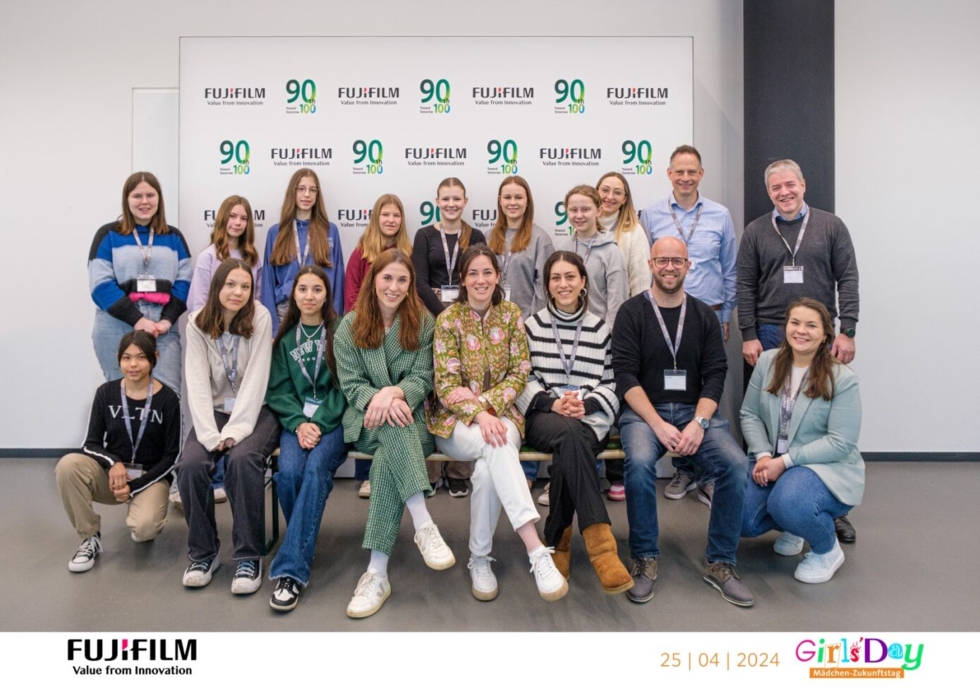 Girls'Day Teilnehmerinnen und Fujifilm-Team Gruppenfoto