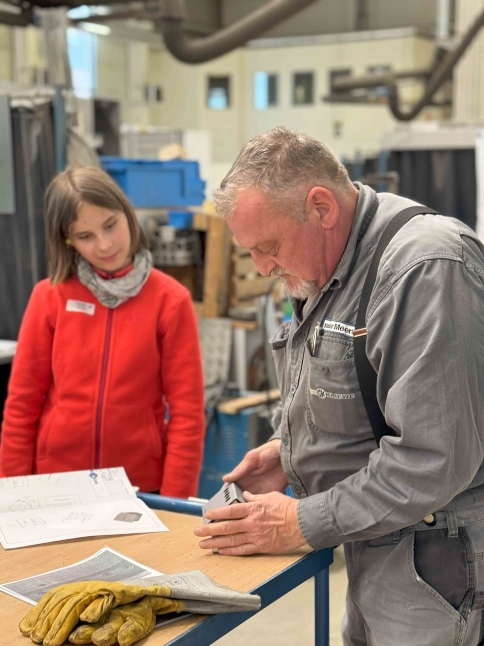 Girls'Day-Teilnehmerin mit Mitarbeiter in Werkstatt