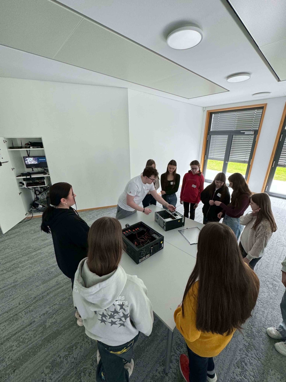 Girls'Day Teilnehmerinnen bekommen die Hardware eines Rechners gezeigt