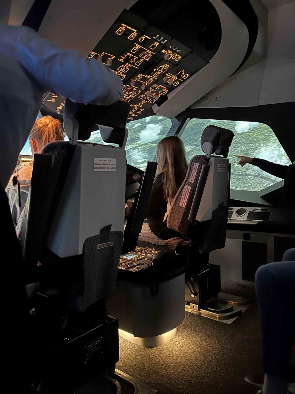 Girls'Day-Teilnehmerinnen im Flugsimulator