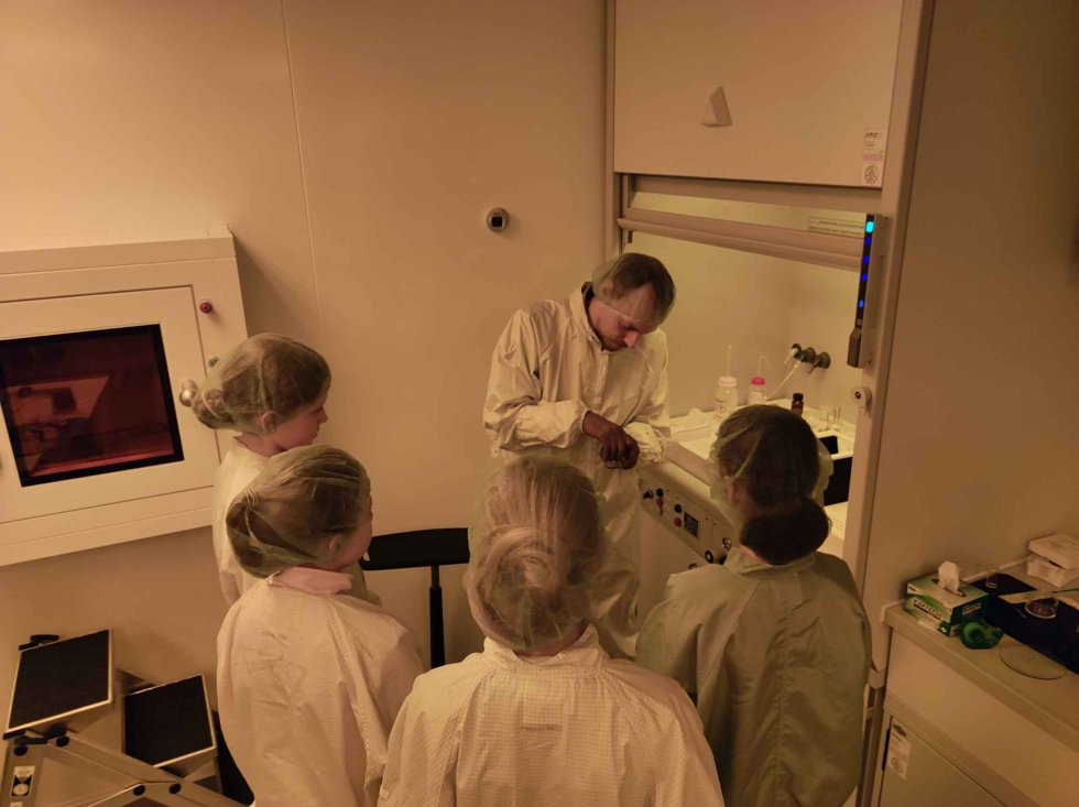 Girls'Day Teilnehmerinnen im Labor