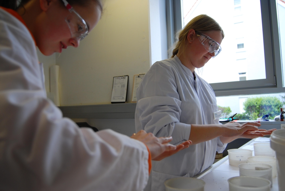 Girls'Day Teilnehmerinnen im Labor