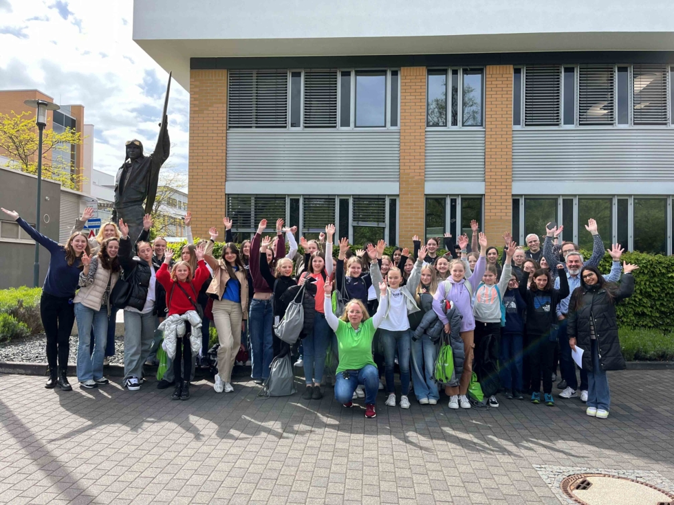 Gruppenbild mit Girls'Day-Teilnehmerinnen und Boing-Personal