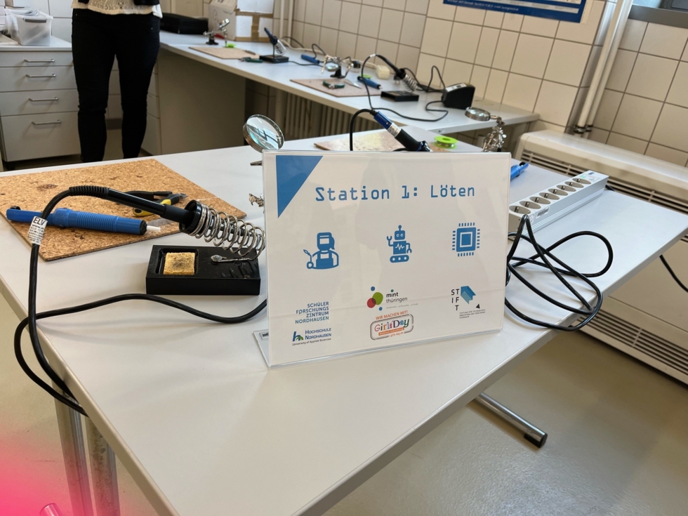 Schild mit Aufschrift: Station 1: Löten