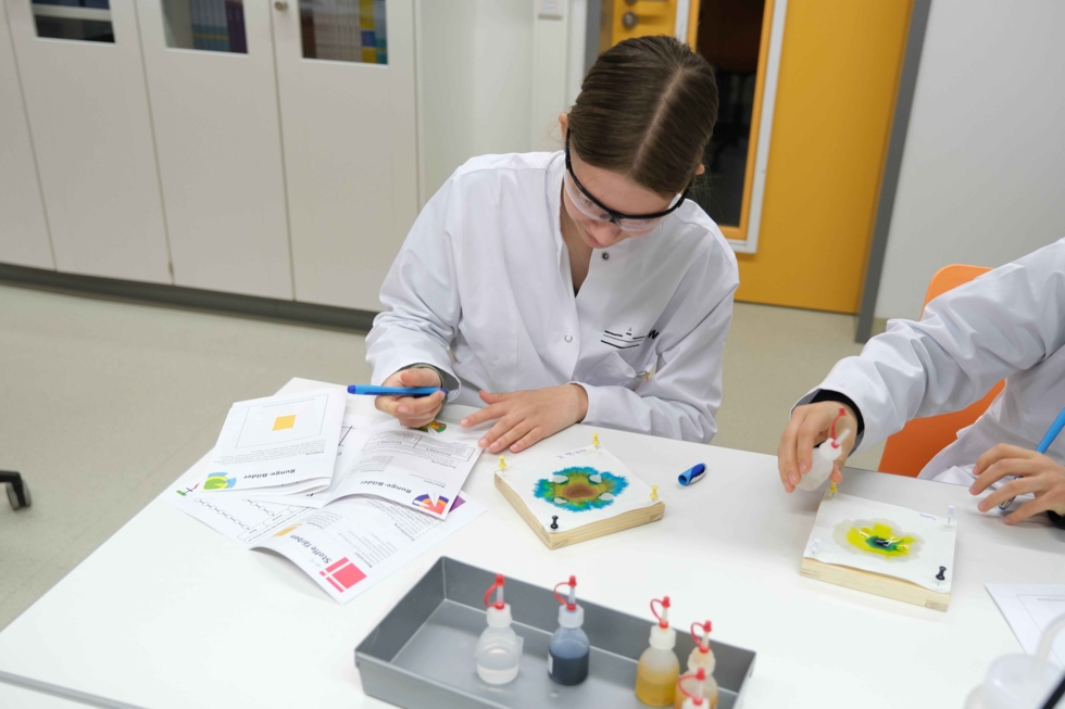 Girls'Day Teilnehmende im Labor