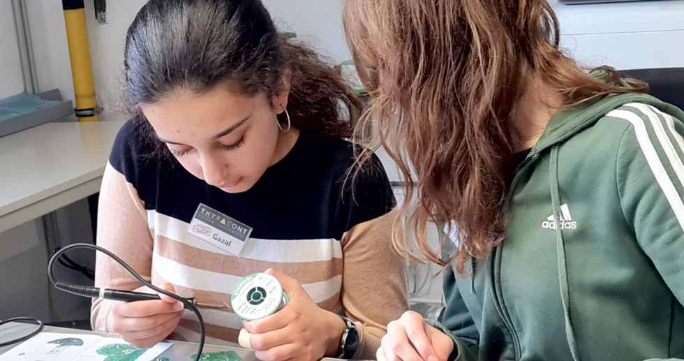 Zwei Girls'Day-Teilnehmerinnen beim Löten