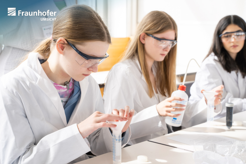 Girls'Day Teilnehmerinnen im Labor