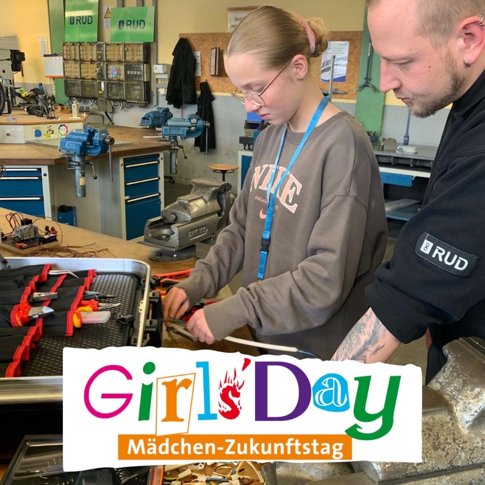 Girls'Day Teilnehmerin beim verkabeln