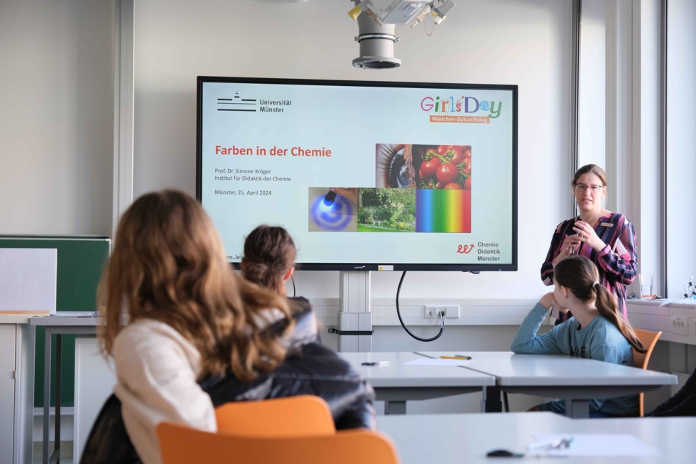 Girls'Day Teilnehmende während des Vortrages: Farben in der Chemie