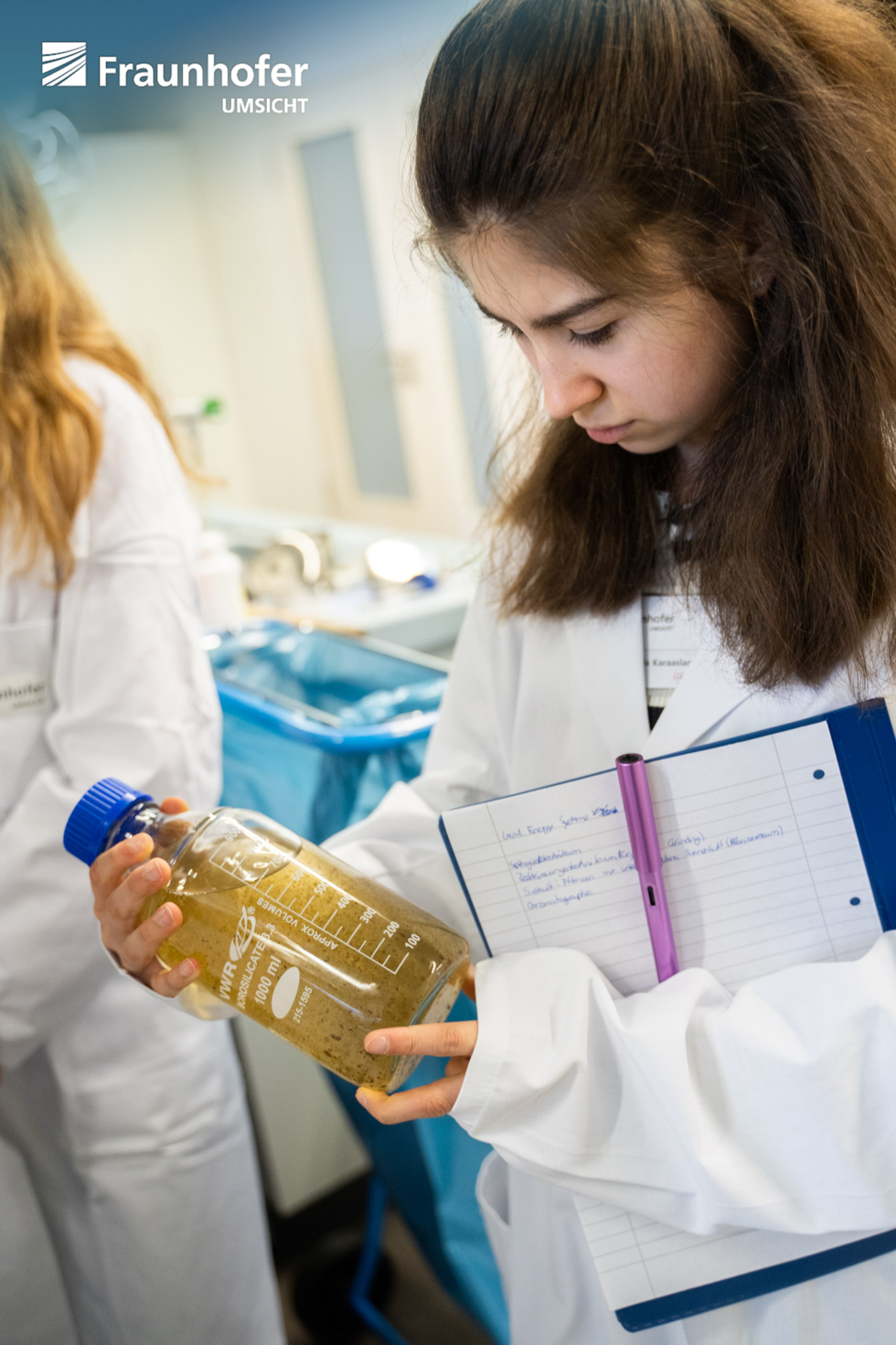 Girls'Day Teilnehmerin im Labor