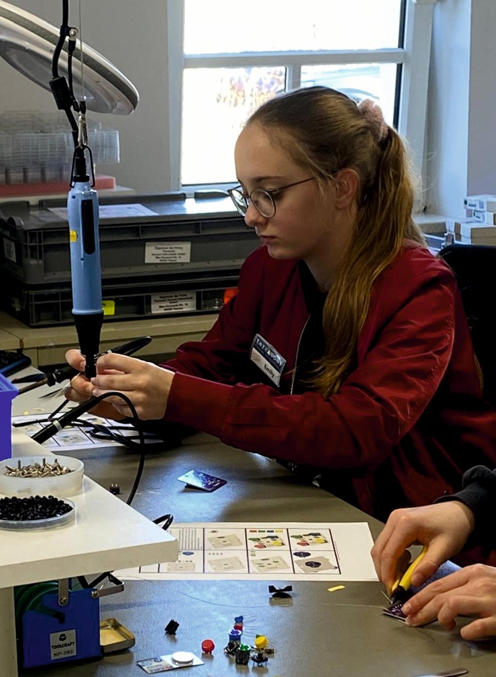 Girl's Day-Teilnehmerin arbeitet mit einem Lötkolben an einem Reaktionsspiel