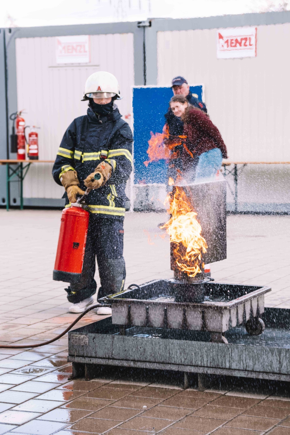 Girls'Day Teilnehmerin löscht ein Feuer