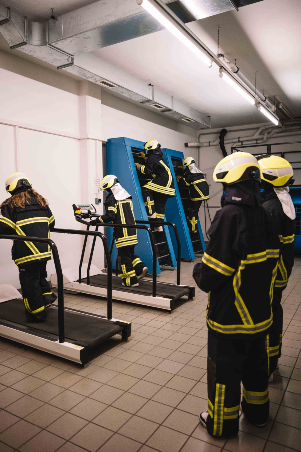 Girls'Day Teilnehmende trainieren in der Arbeitskleidung der Feuerwehr