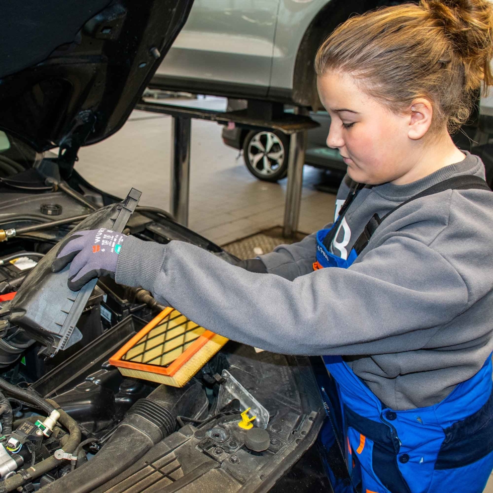 Girls'Day Teilnehmerin arbeitet im Motorraum