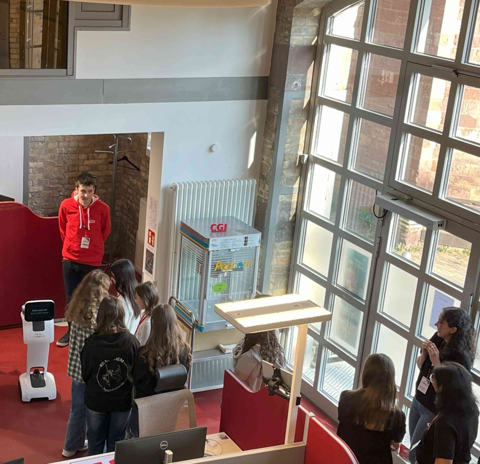Girls' Day-Teilnehmerinnen interagieren mit dem Serviceroboter