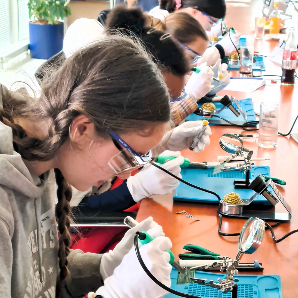 Girls'Day Teilnehmerinnen beim löten