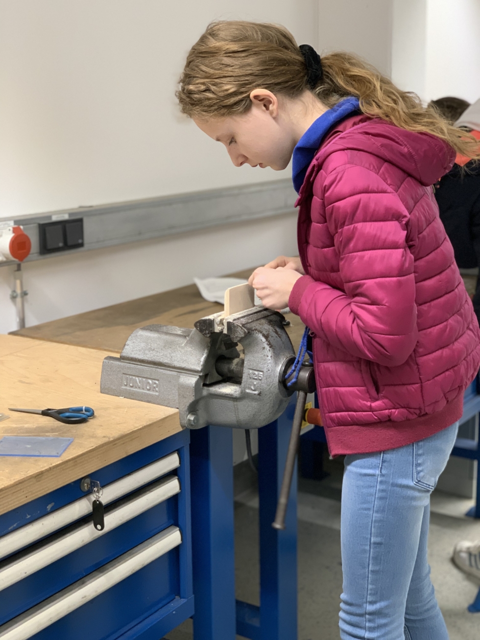 Mädchen feilt an einem Werkstück