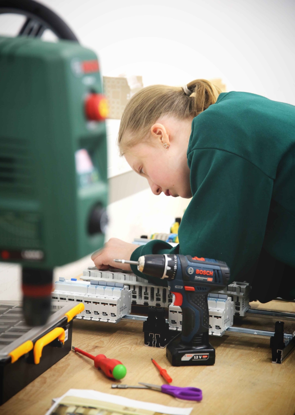 Girls'Day Teilnehmerin setzt ein Elektroprodukt zusammen