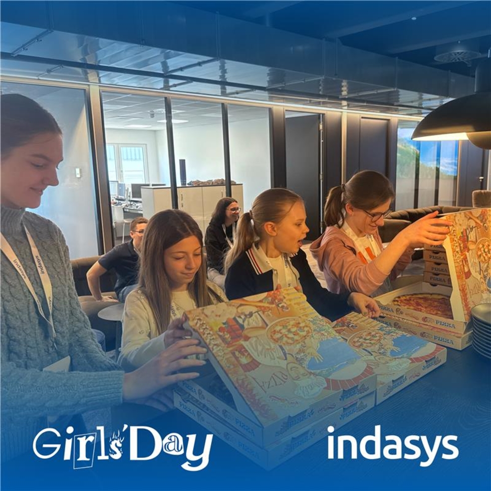 Girls'Day-Teilnehmerinnen mit Pizzakartons in der Pause