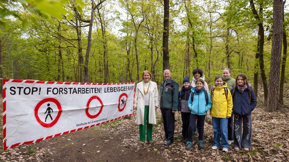 Gruppenfoto mit Lisa Paus im Wald