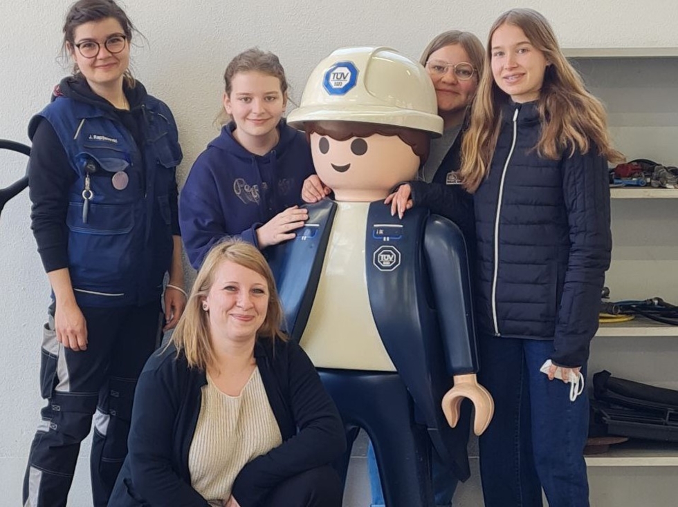 Gruppenbild vom Girls'Day beim TÜV Süd