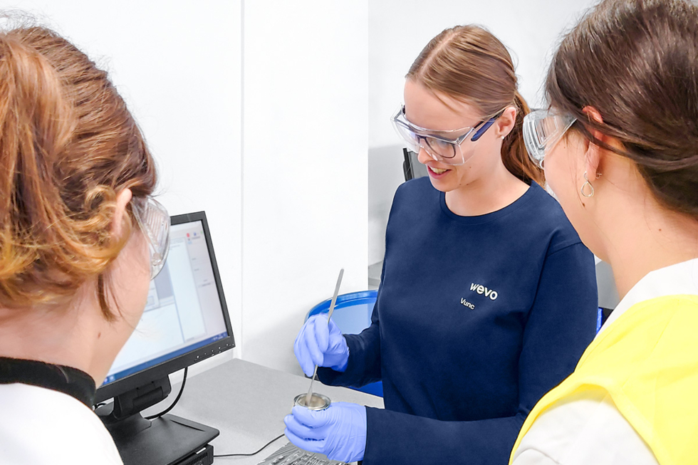 Girls'Day Teilnehmerinnen im Labor