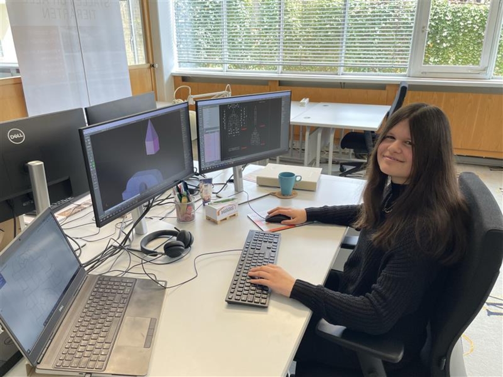 Girls'Day-Teilnehmerin am Computer