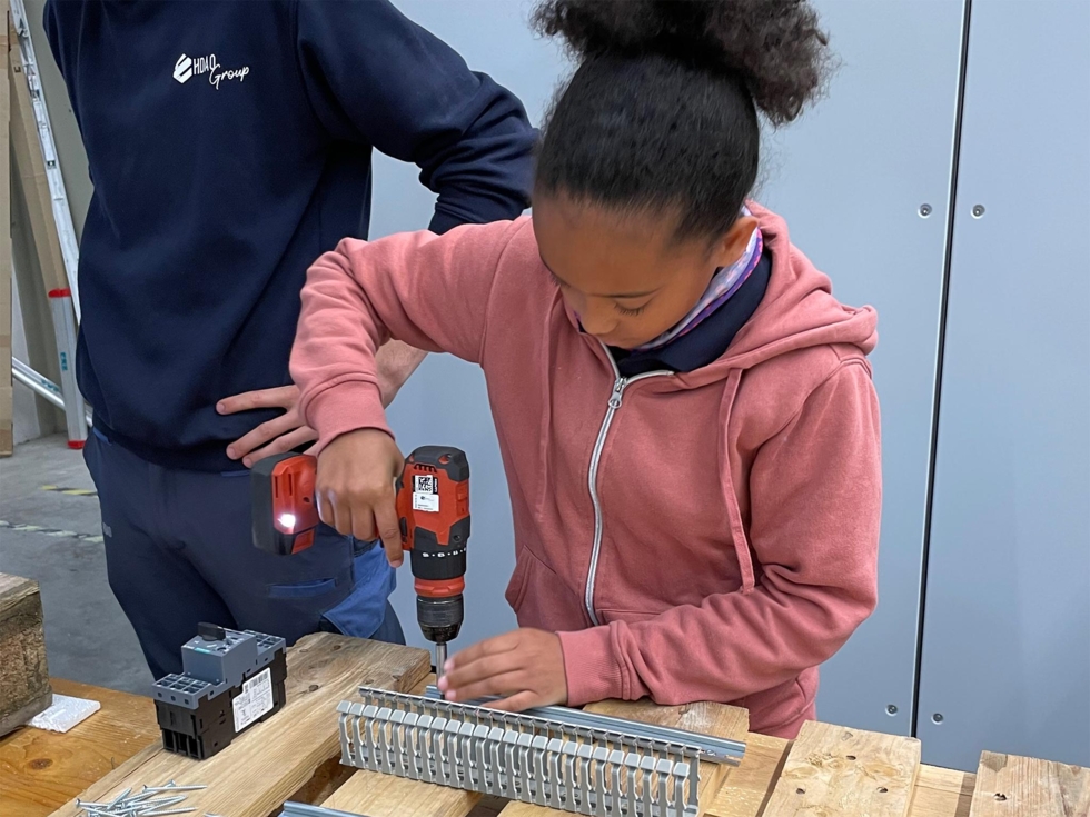 Girls'Day-Teilnehmerin an der Werkbank