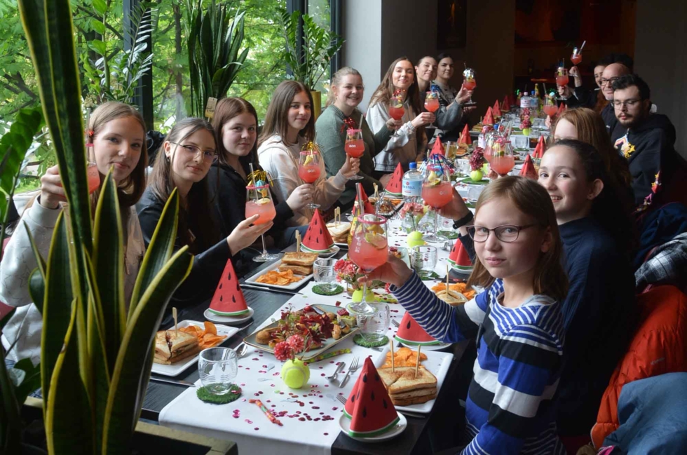 Girls'Day Teilnehmerinnen bei einem selbstgemachtem Mittagessen