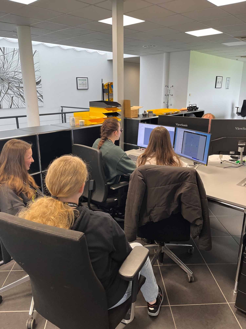 Girls'Day Teilnehmerinnen im Büro