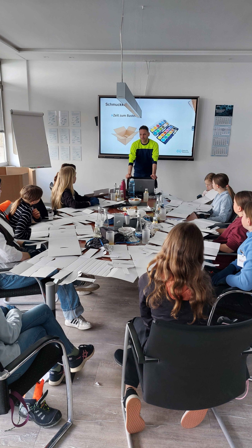 Girls'Day-Teilnehmerinnen mit Pappkartons am Schreibtisch
