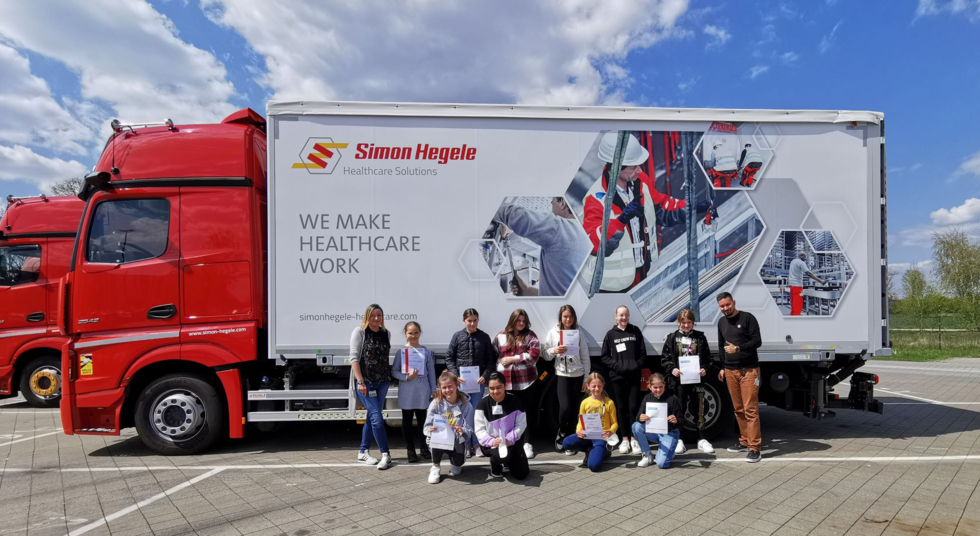 Gruppenbild vor LKW