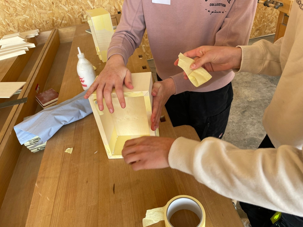 Girls'Day-Teilnehmerinnen beim Leimen und Schleifen