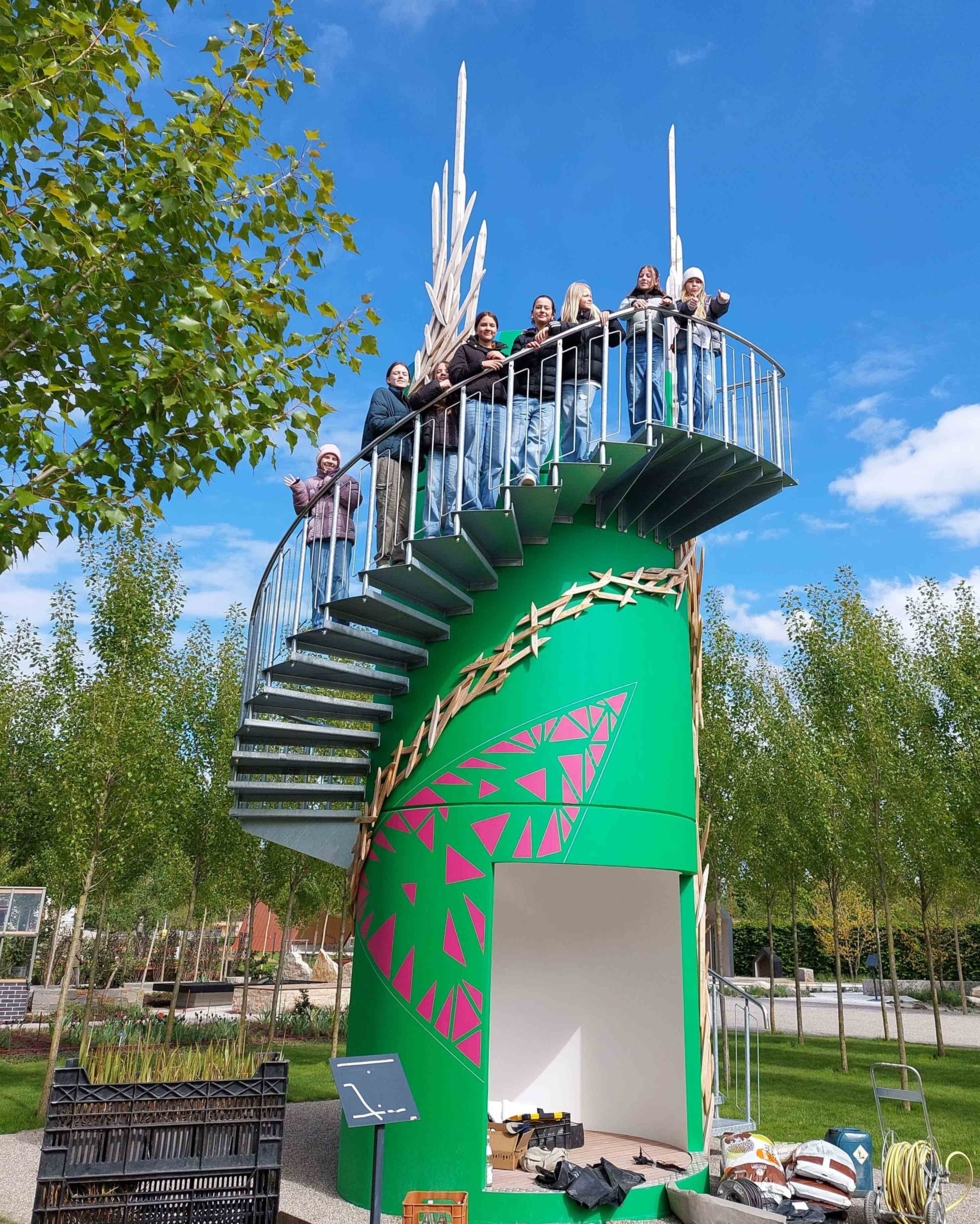Girls'Day-Teilnehmerinnen auf einem Turm