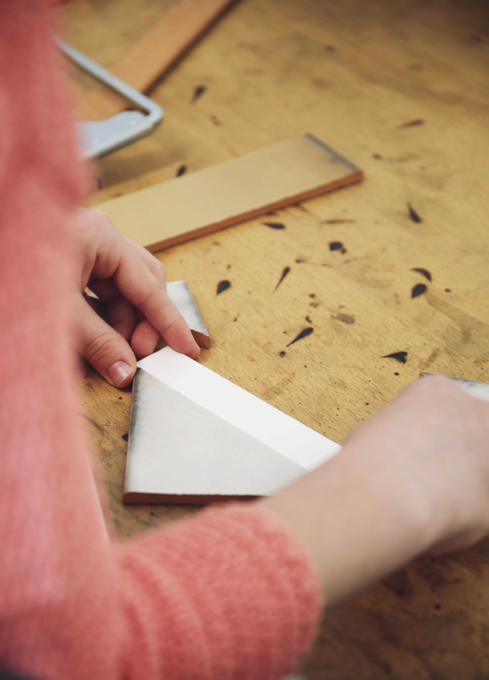 Girls'Day Teilnehmerin bei der Arbeit mit Fliesen