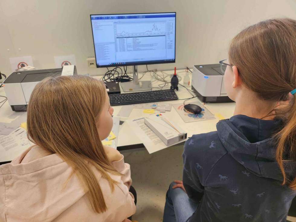 Girls'Day-Teilnehmerinnen vor Computer schauen sich Statistik an