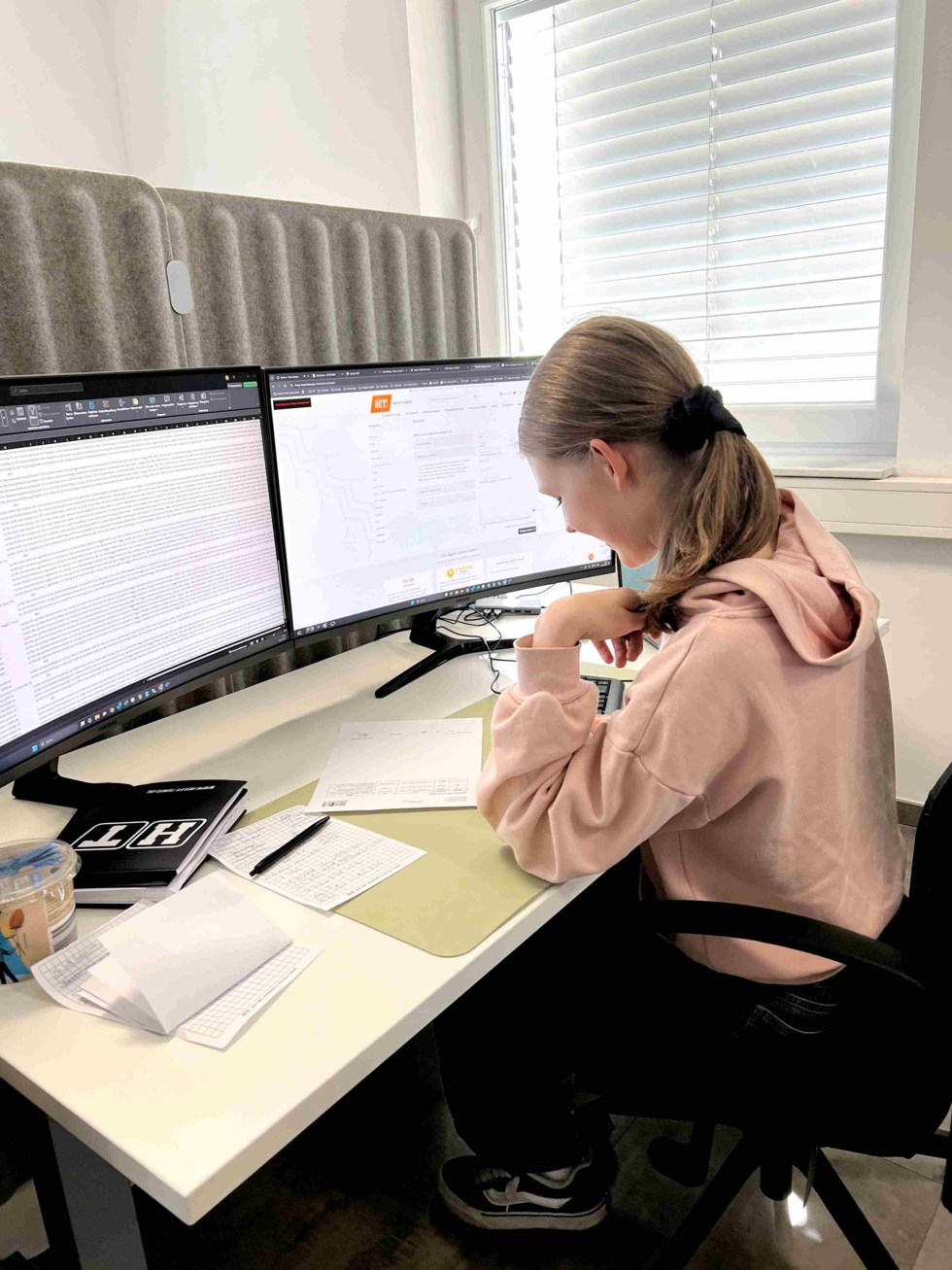 Girls'Day-Teilnehmerin vor Computer