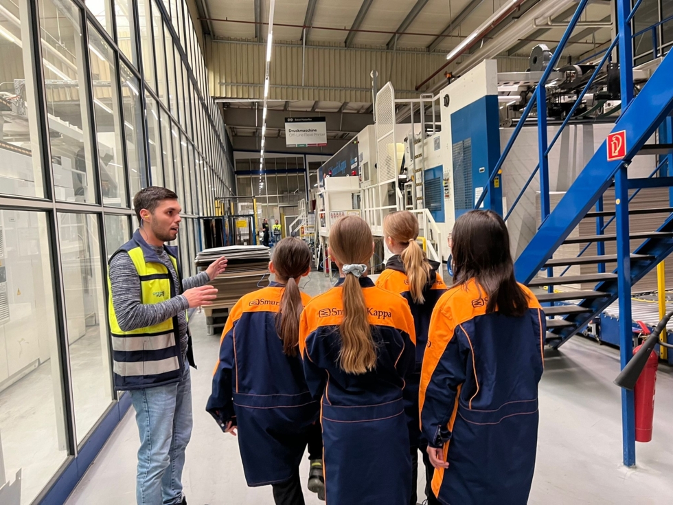 Girls'Day Teilnehmerinnen in de Produktionshalle