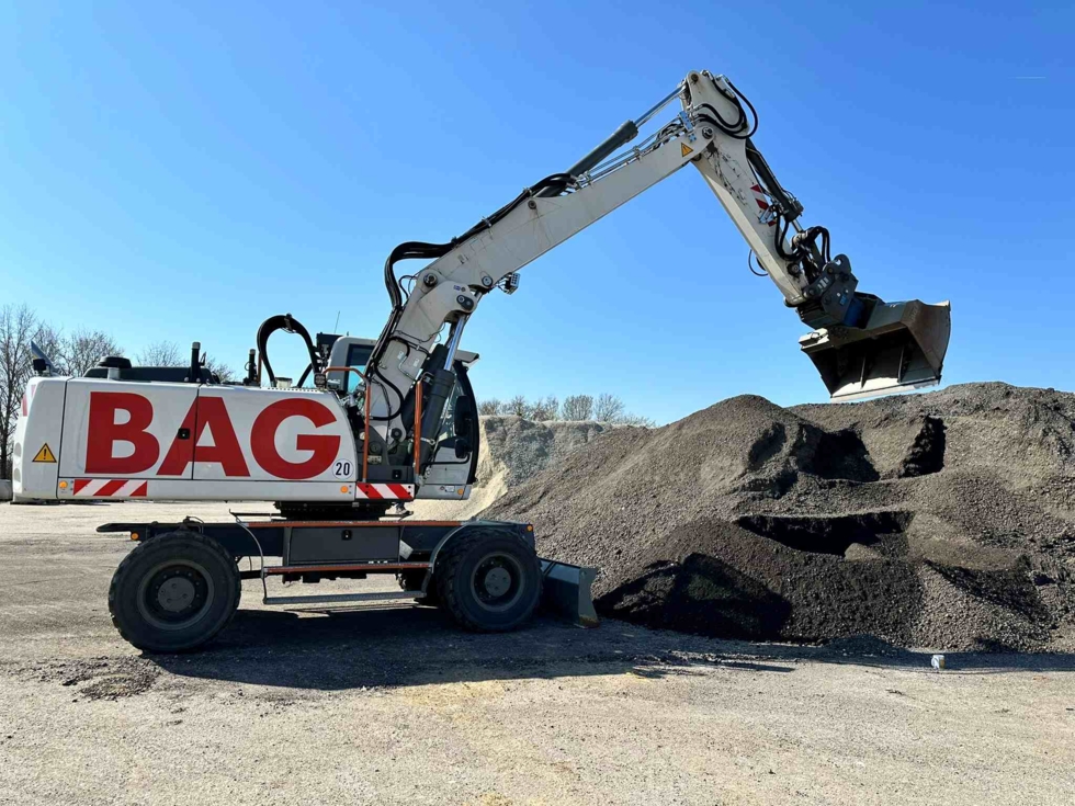 Bagger von STRABAG