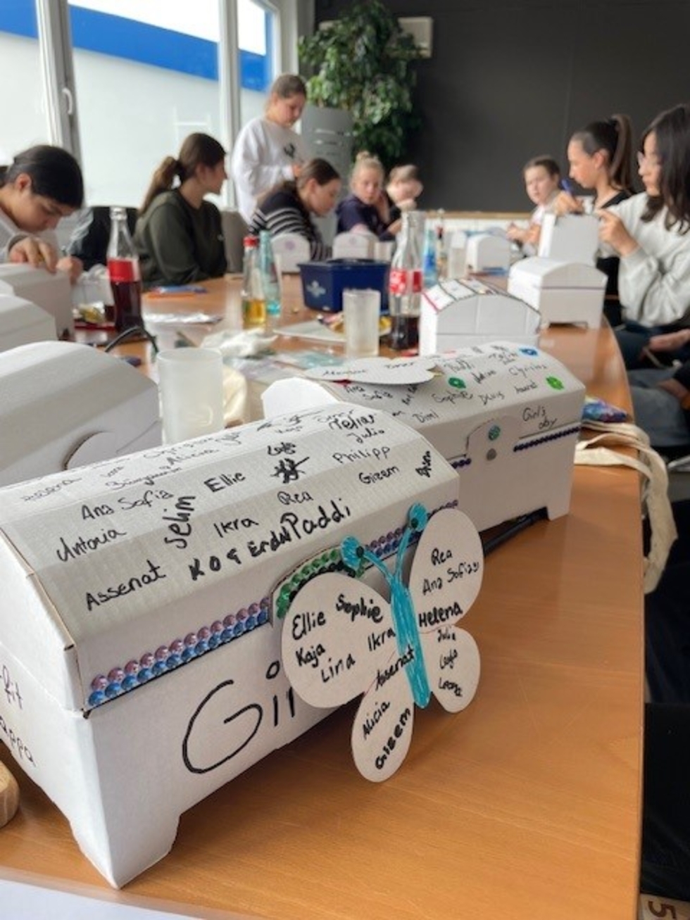 Girls'Day Teilnehmerinnen bei der Herstellung der Schatztruhen