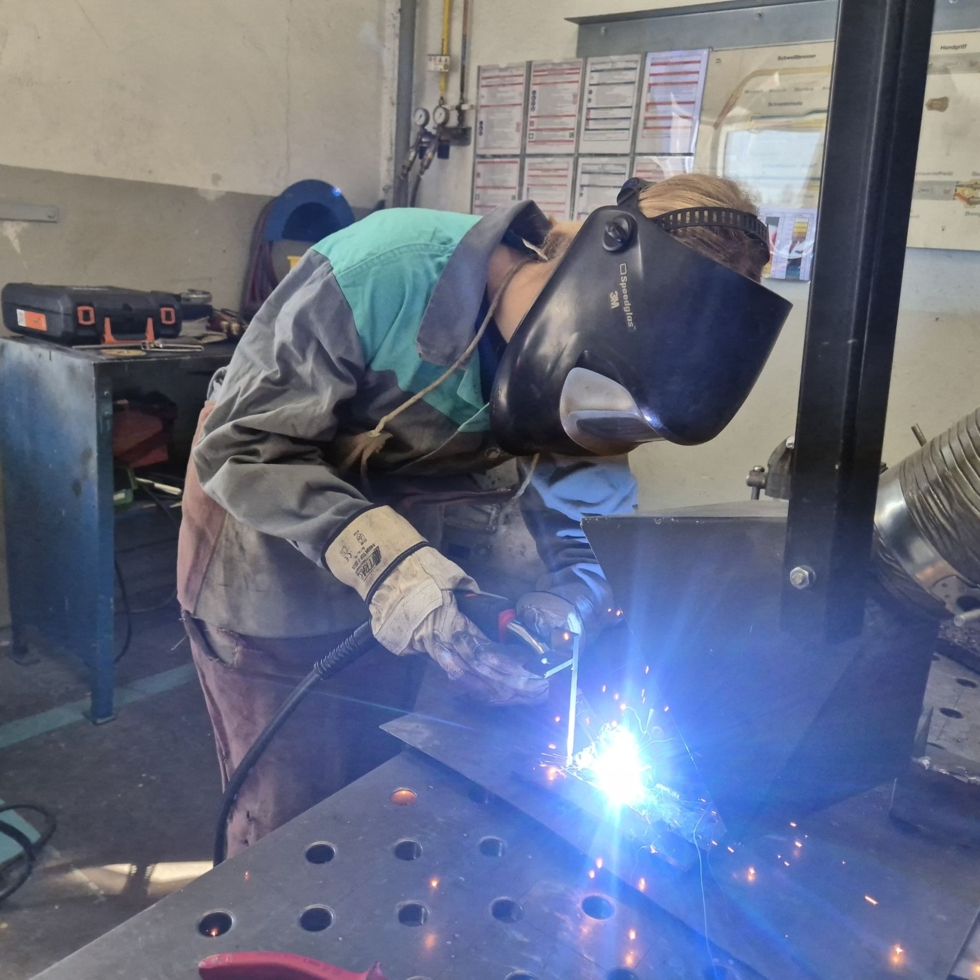 Girls' Day Teilnehmerinnen in einer Werkstatt