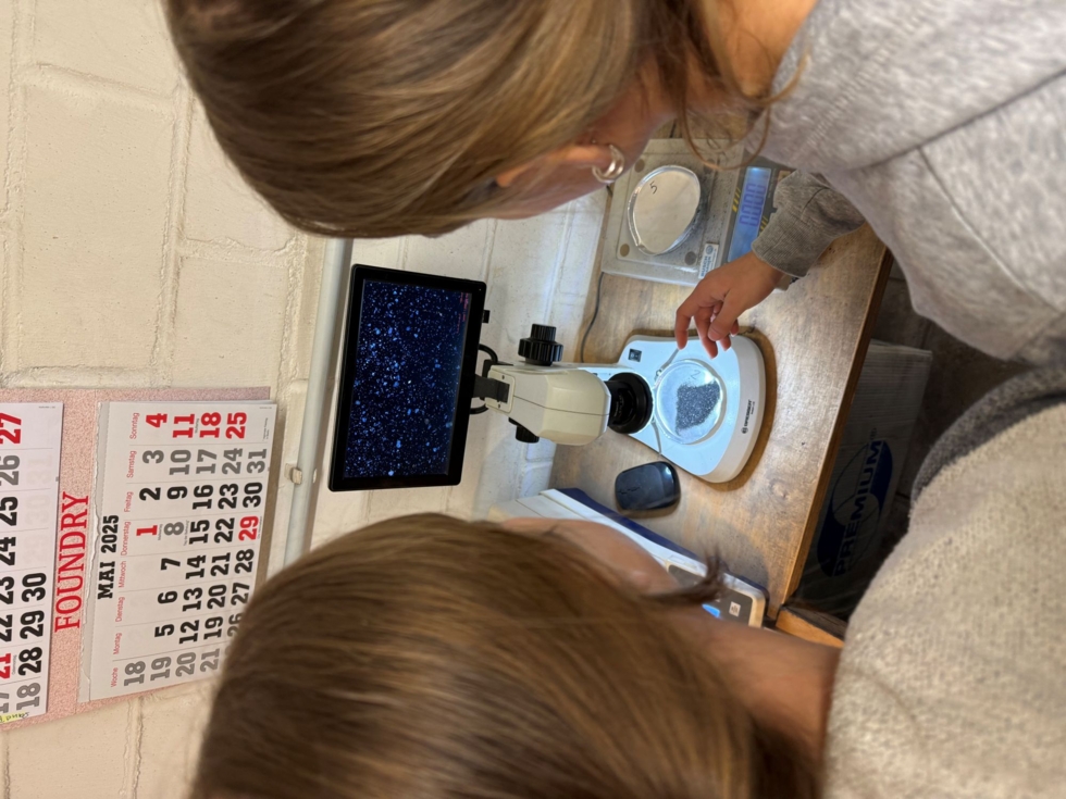 Zwei Girls' Day-Teilnehmerinnen arbeiten an einer Maschine