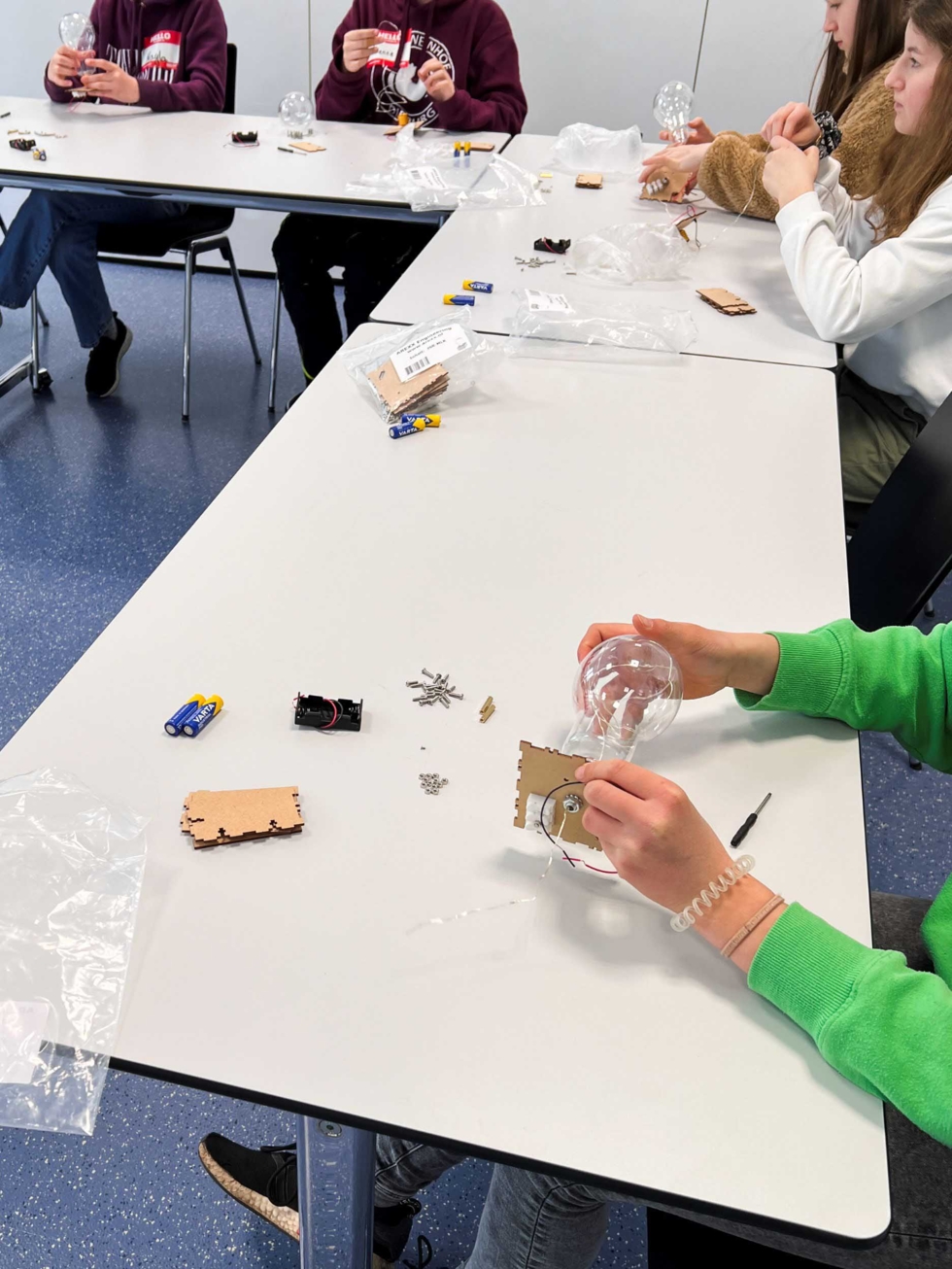Girls'Day Teilnehmerin beim zusammensetzen von Elektroteilen