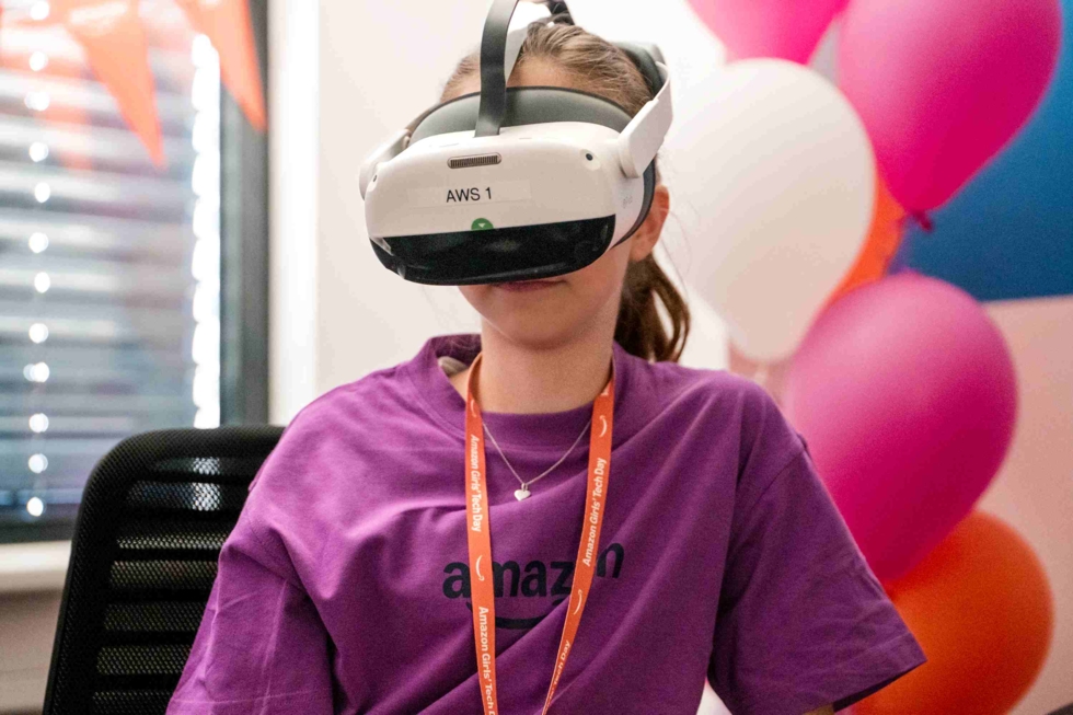 Mädchen mit VR-Brille
