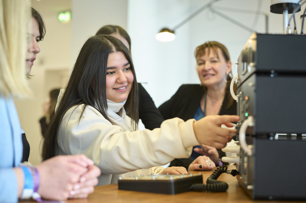 Mädchen tippt auf ein elektronisches Gerät