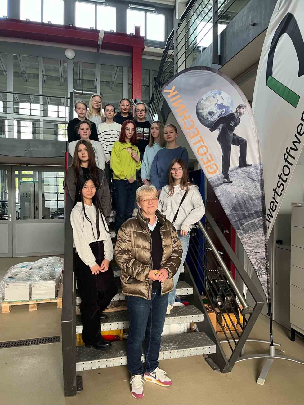 Girls'Day-Teilnehmerinnen auf einer Treppe in der Hochschule Nordhausen